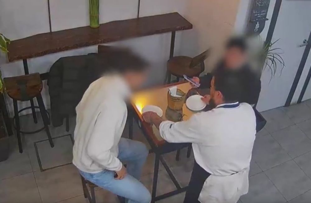 Un chef español le dio una lección a dos influencers que querían cenar gratis en su restaurante.