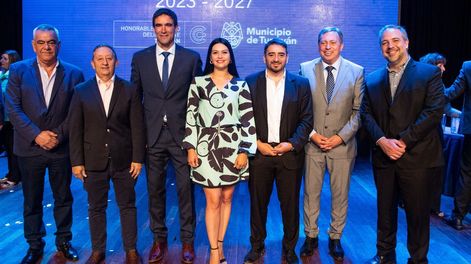 Los seis intendentes del PJ: Edgardo González (Lavalle), Celso Jaque (Malargüe), Emir Andraos (Tunuyán), Flor Destéfanis (Santa Rosa), Fernando Ubieta (La Paz) y Matias Stevanato (Maipú). Los acompaña el diputado nacional Martín Aveiro.&nbsp;