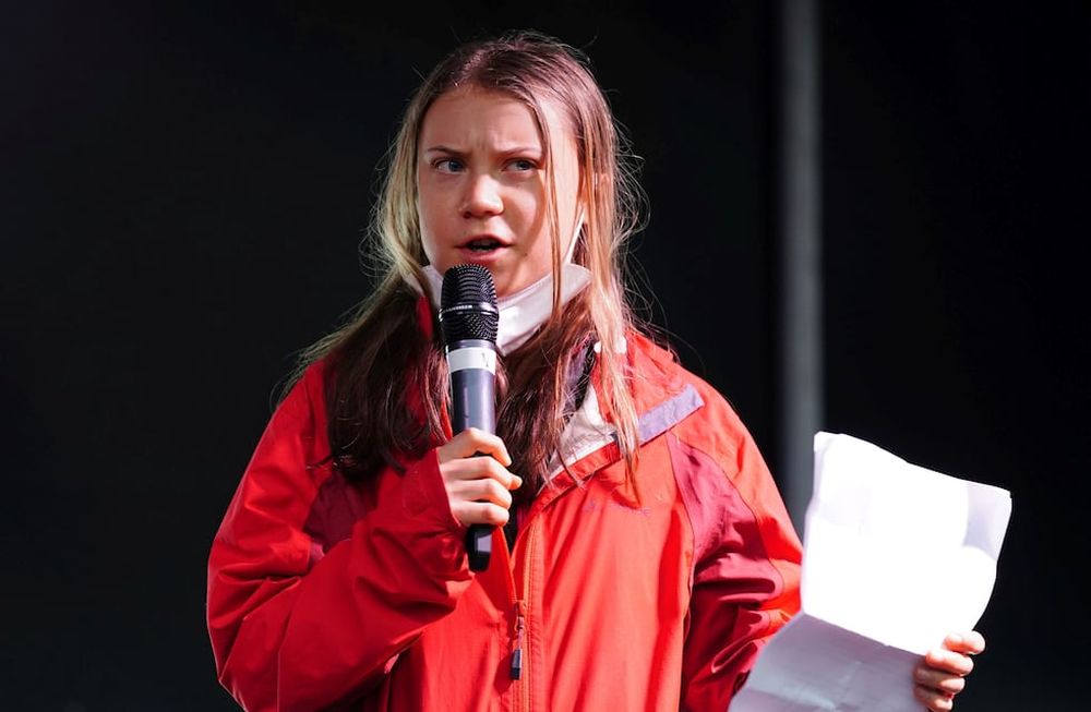 La activista climática Greta Thunberg habla en el escenario después de una protesta durante la cumbre de la Cop26 en Glasgow. Foto: AP