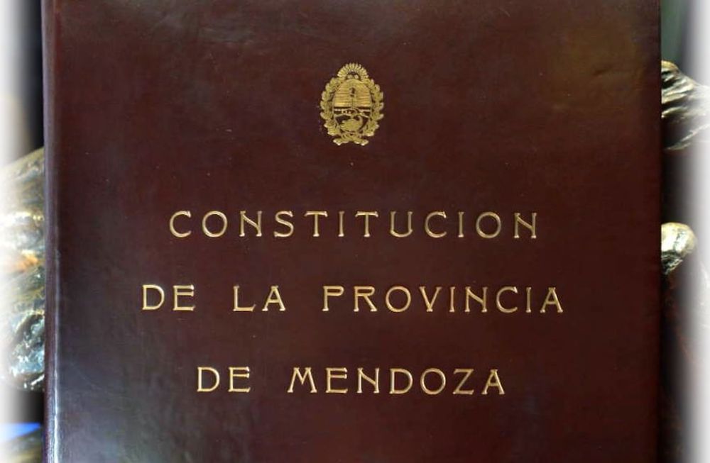 La Constitución de Mendoza, en su Art.1 dispone: “La Provincia de Mendoza es parte integrante e inseparable de la Nación Argentina y la Constitución Nacional es su ley suprema”.
