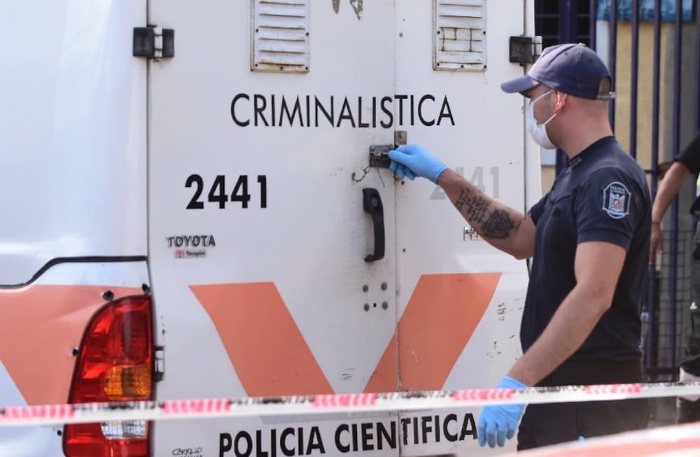 Policía Científica y el Cuerpo Médico Forense trabajó en la escena del crimen en busca de datos relevantes para la investigación. - Archivo / Los Andes
