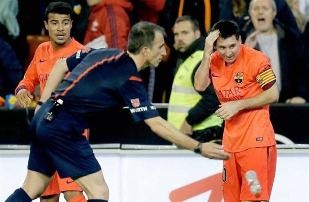 Borraron la tarjeta amarilla mostrada a Messi, tras recibir un botellazo