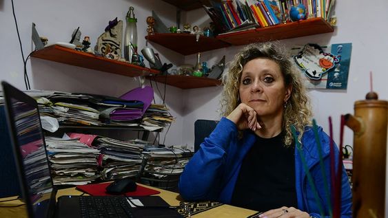 Veronica es docente y tuvo que duplicar su carga horaria para llegar a fin de mes. Además, vende productos en la escuela. (José Hernández / La Voz)