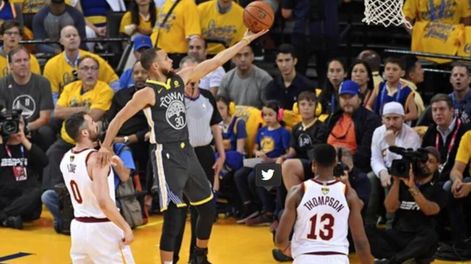 NBA: los Warriors ratificaron su poder de local al vencer a los Cavs en el segundo juego