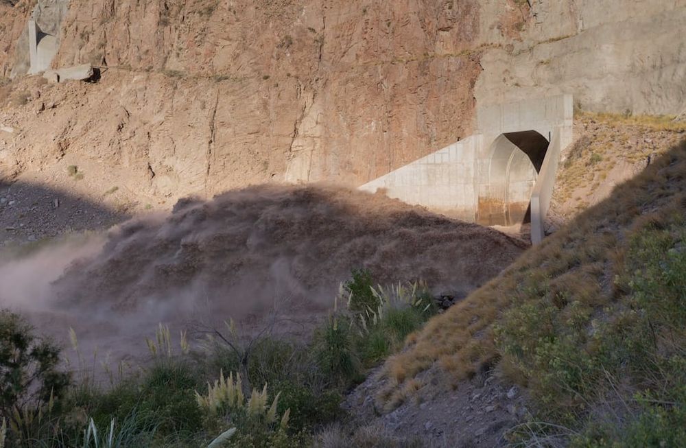Potrerillos: apertura de compuertas del descargador de fondo para bajar el nivel del embalse. - Foto Mendoza Gobierno