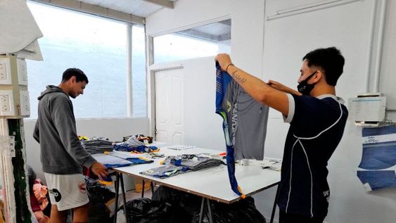 En plena confección. Parte del equipo de Gepe Sport trabajando en la sublimación de telas y corte de cada una de las 34 camisetas de los elencos del Sur mendocino.