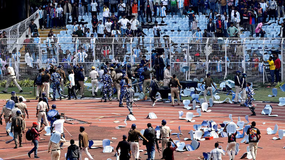 El público de la India invadió el campo de juego.