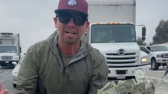 En las redes sociales se viralizó un video donde se nota la euforia desatada en los presentes que tomaron varios billetes del piso. / Gentileza