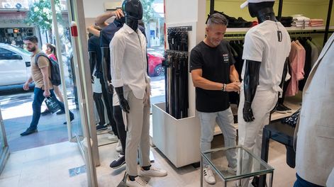 La caída en las ventas de los comercios minoristas viene frenando el ritmo en los últimos tres meses, pero todavía acumula un descenso del 15% en los primeros nueve meses de 2024. Foto: Los Andes