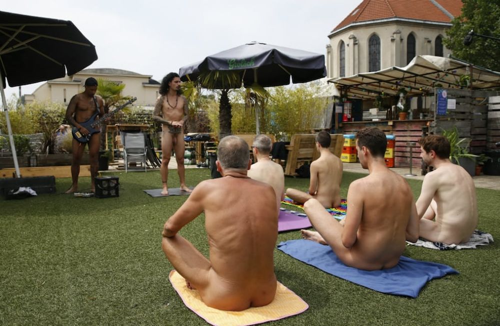 París se abre al nudismo, literalmente