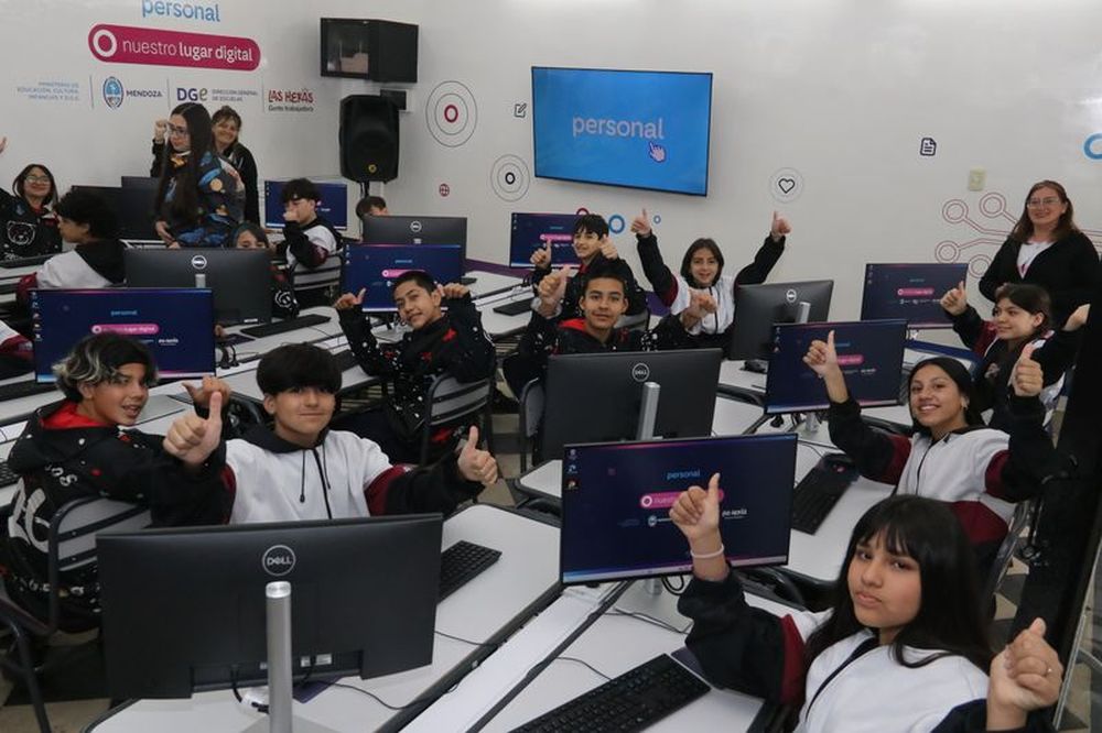 Personal inauguró en Mendoza su primer aula de formación digital e inteligencia artificial y creo un espacio conectado en la escuela Gregorio Las Heras, del municipio de Las Heras.