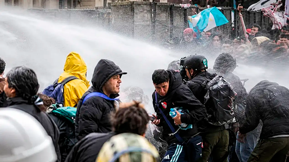 Incidentes frente al Congreso: la Policía dispersó a manifestantes.