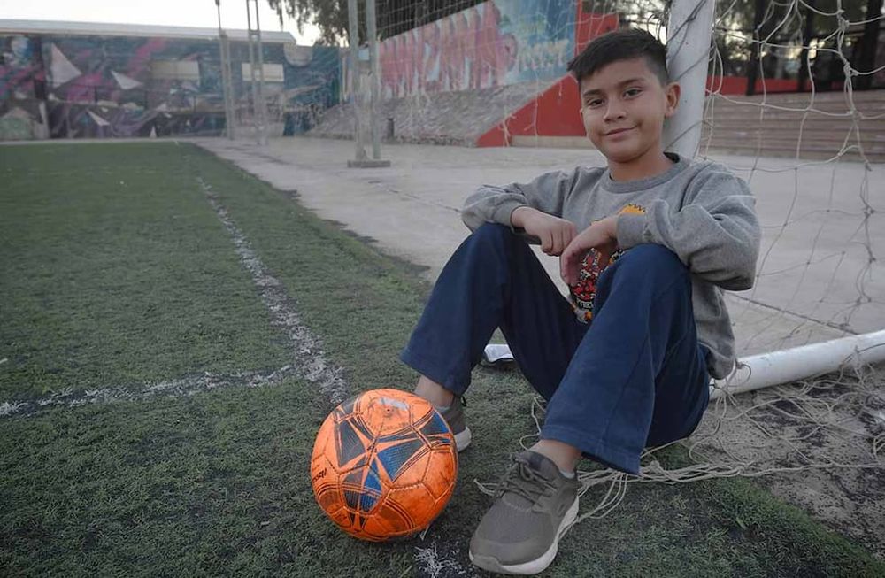 Michael González juega desde hace 3 años en la escuelita Academia Enzo, pero hace algunas semanas debió dejar ya que atraviesa una difícil enfermedad. Su familia atraviesa una difícil situación, por lo que necesitan ayuda de la comunidad. Foto:  José Gutierrez / Los Andes