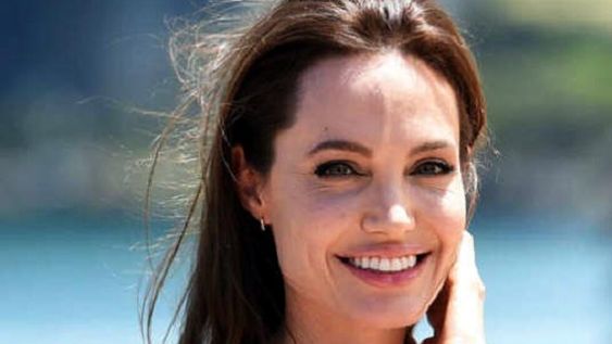 Angelina Jolie auxilió a una fan