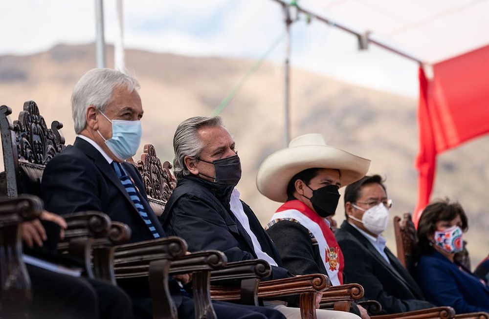 El presidente Alberto Fernández participó del acto de juramentación del presidente de Perú, José Pedro Castillo Terrones, en la Pampa de la Quinua, Ayacucho, lugar donde se conmemora el bicentenario  de la Independencia de ese país, junto a los mandatarios de Bolivia, Luis Arce y de Chile, Sebastián Piñera.El Jefe de Estado argentino asistió acompañado por la primera dama, Fabiola Yañez; la ministra de Mujeres, Géneros y Diversidad, Elizabeth Gómez Alcorta; los secretarios General de la Presidencia, Julio Vitobello, y de Comunicación y Prensa, Juan Pablo Biondi; y el diputado nacional, Eduardo Valdés, titular de la Comisión de Relaciones Exteriores de la cámara baja.