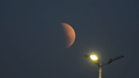 Los Andes | El de mañana será un eclipse con luna llena y con las condiciones ideales para mirarlo en su máximo esplendor. Expertos aseguran que no es riesgoso observarlo. Foto: Los Andes