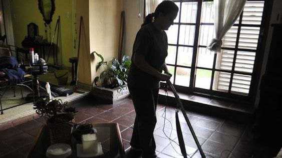 Los trabajadores de casas particulares, o “empleadas domésticas”, deberán cobrar no menos de $362,50 por hora y $44.517,50 si se toma en cuenta el salario mensual, pero se esperan subas. (Archivo).