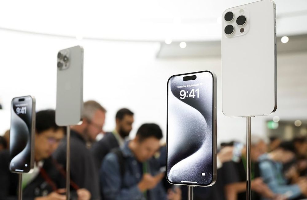 La Aduana subasta 51 iPhones incautados con precios inferiores al mercado: cómo participar. Foto: EFE/EPA/JOHN G. MABANGLO