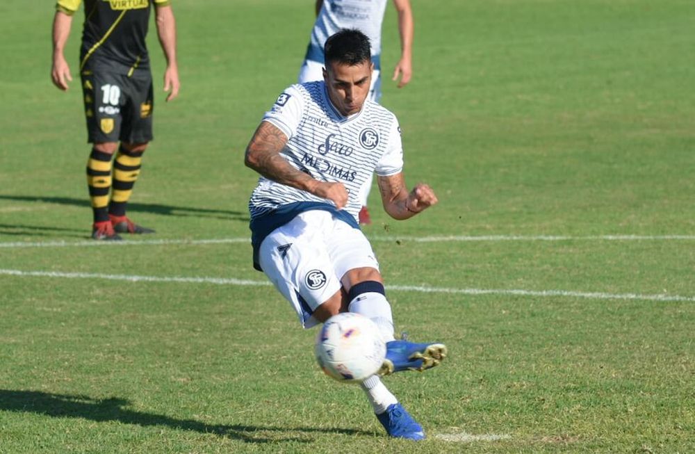 Independiente le gana a Santamarina, que sufrió la expulsión de su arquero / Nicolás Ríos.