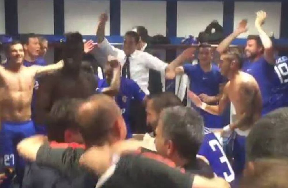 Te mostramos el festejo enloquecido de Tevez y sus compañeros de la Juve en el vestuario