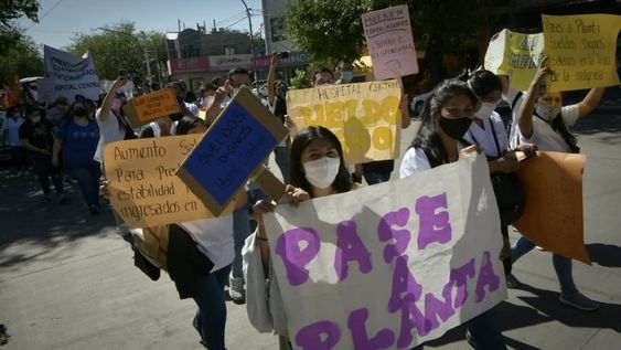 Unos 200 trabajadores marcharon por las calles mendocinas en reclamo de mejores condiciones de trabajo. Foto: Orlando Pelichotti / Los Andes.