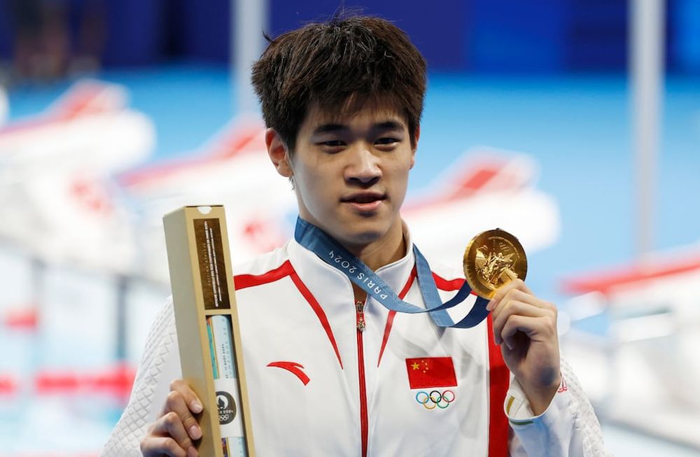 Paris (France), 31/07/2024.- Gold medallist Pan Zhanle of China poses for photos after the Men 100m Freestyle final of the Swimming competitions in the Paris 2024 Olympic Games, at the Paris La Defense Arena in Paris, France, 31 July 2024. (100 metros, Francia) EFE/EPA/MAST IRHAM