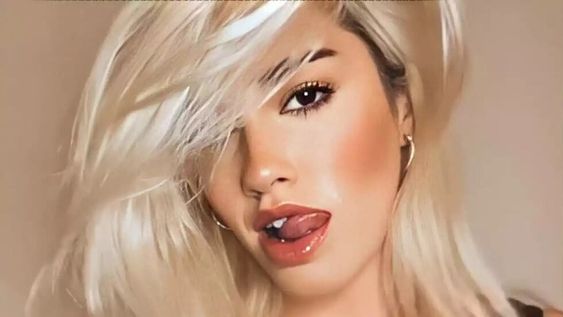 El apasionado beso de Lali Espósito con una modelo venezolana