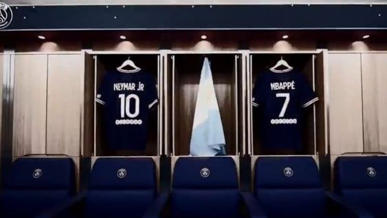 La bandera argentina entre las camisetas de Neymar Jr. y Mbappé, toda una postal. / Twitter PSG La bandera argentina entre las camisetas de Neymar Jr. y Mbappé, toda una postal. / Twitter PSG