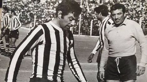 Los Andes | Romance eterno. El Víctor hace “jueguito” mientras el arquero Eduardo César ‘Laucha’ Ferreyra lo observa con gran admiración. / Gentileza Oscar Casares.