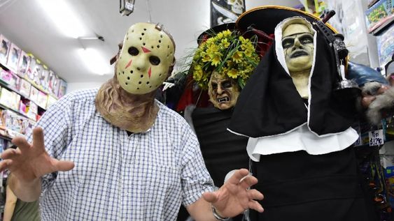 Cada vez más locales nocturnos realizan eventos especiales para Halloween. Héctor, de juguetería “Marilú”, ofrece decenas de disfraces. Foto: Mariana Villa / Los Andes