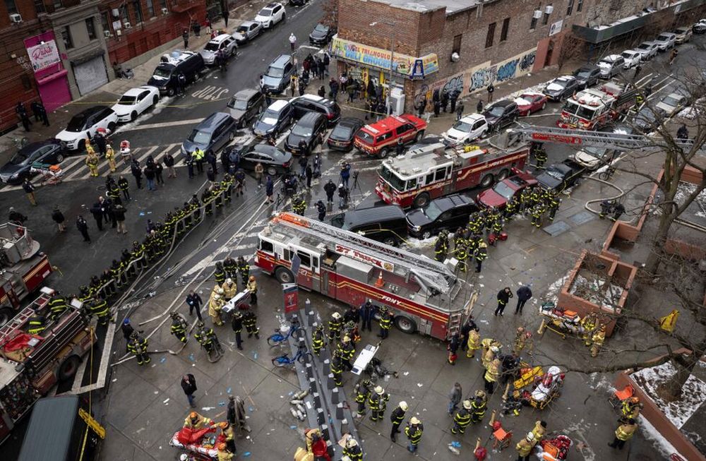 Incendio en Nueva York. Bomberos trabajan fuera del edificio donde se produjo el incendio. (AP)