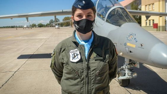 Sofía es hija, nieta y sobrina de aviadores. “Pero nadie me obligó, lo llevo en la sangre”, aclara esta cordobesa de 26 años. Será destinada a San Luis, donde volará un A4. Foto : Orlando Pelichotti / Los Andes