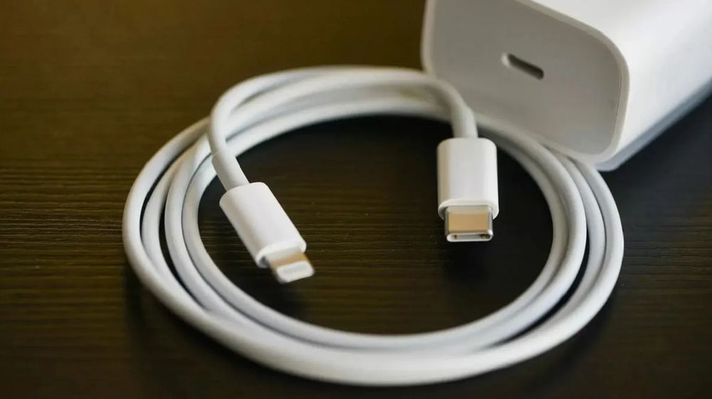 El logo de Apple grabado con precisión es una de las señales más confiables para reconocer un cargador original.