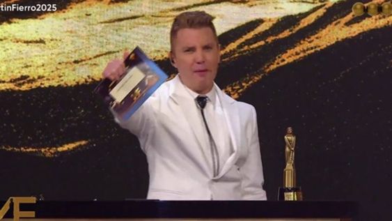 los memes luego de que santiago del moro anuncio que el gano el martin fierro de oro 2025