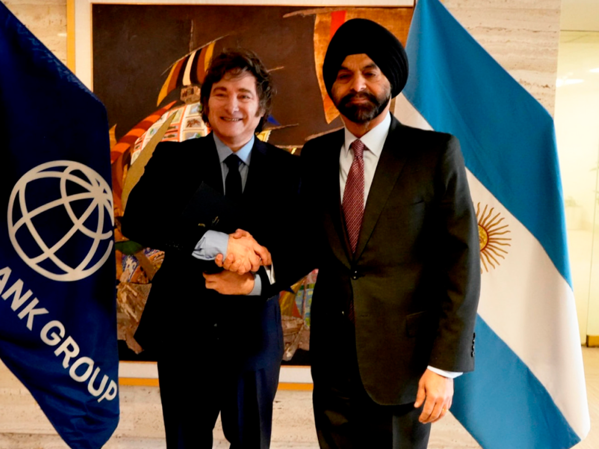 Javier Milei junto al presidente del Banco Mundial, Ajay Banga.