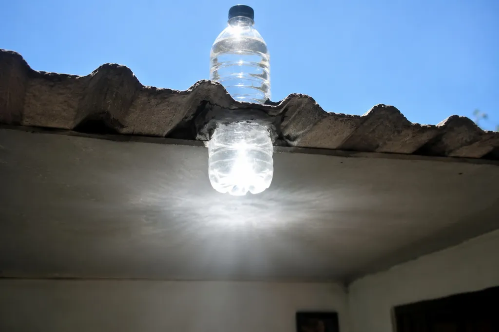 Con este sencillo truco, podés convertir una botella de plástico con agua en una lámpara, sin electricidad.&nbsp;