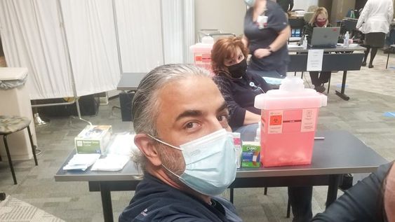 El médico sanmartiniano Mariano Polidori, al momento de recibir su vacuna.
