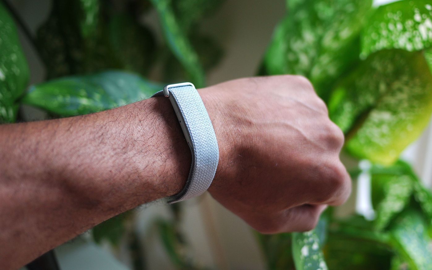 El fitbit Air de Google es el más reciente de los dispositivos sin pantalla enfocados en salud.
