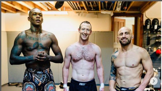 Entrenando con las estrellas de las MMA. Mark posando con el campeón de peso pluma de UFC, Alex Volkanovski, y el dos veces campeón de peso mediano de UFC, Israel Adesanya