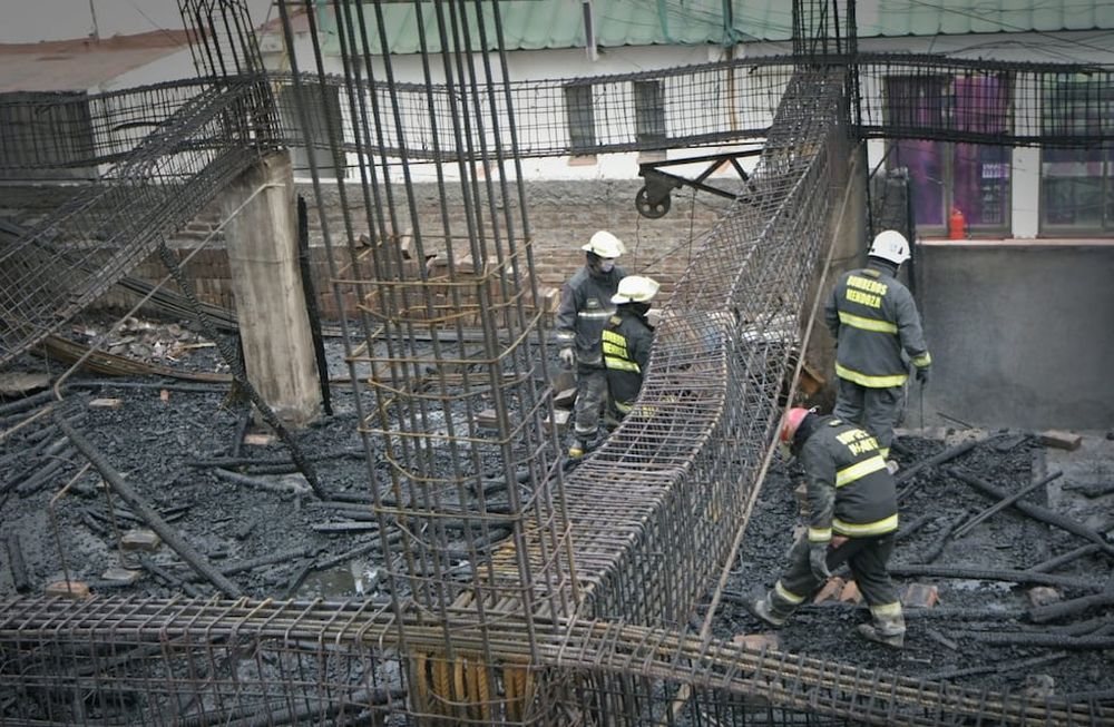 Así quedó el edificio incendiado en avenida Colón de la Ciudad de Mendoza. Bomberos continuaban trabajando en la mañana del lunes. Orlando Pelichotti / Los Andes