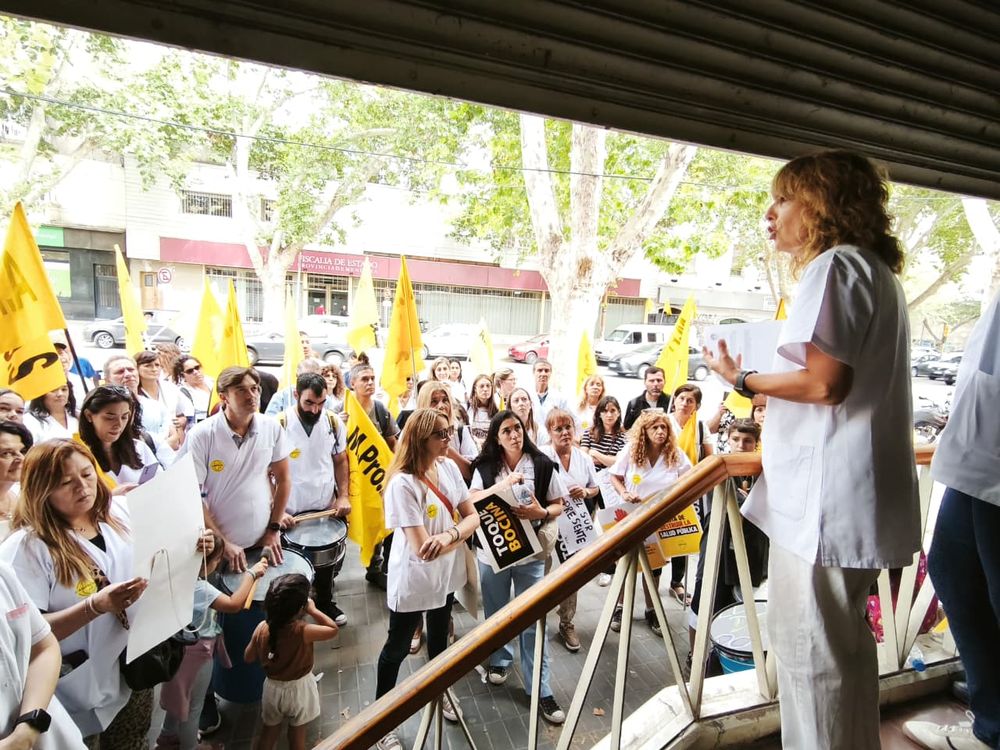 Ampros rechazó la segunda propuesta salarial del Gobierno. La secretaria general Claudia Iturbe encabeza una asamblea de delegados en la puerta de la Subsecretaría de Trabajo.