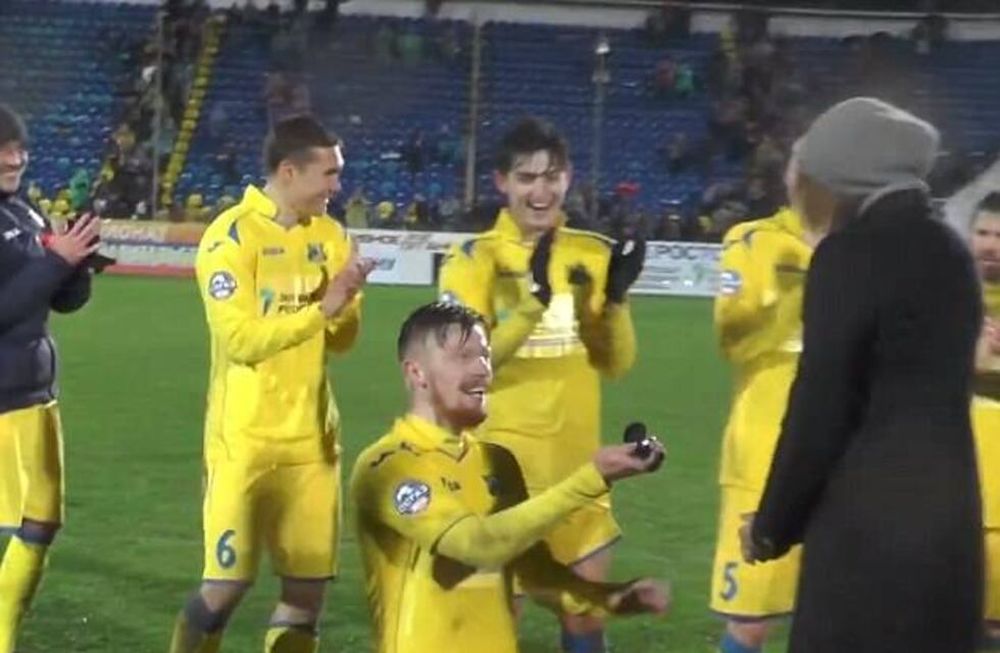 Un futbolista esperó el final del partido, se arrodilló y le pidió matrimonio a su novia en la cancha