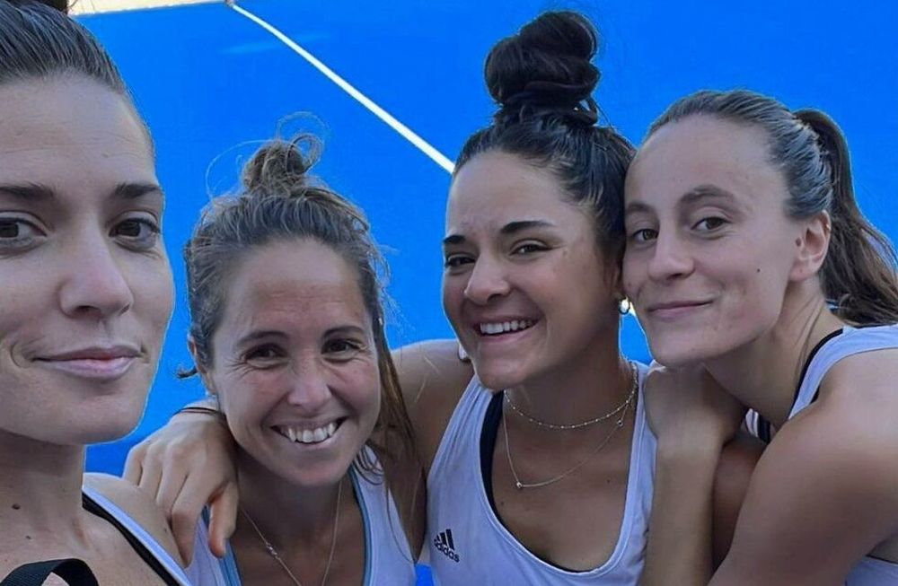 Las Leonas ya están en Europa para afrontar a Pro League. Delfina Thomé (tercera de izquierda a derecha) fue convocada para esta gira, previa al Mundial de España- Países Bajos.