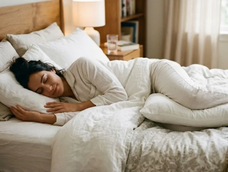 los psicologos coinciden: quienes duermen con una almohada entre las piernas buscan inconscientemente reducir el estres