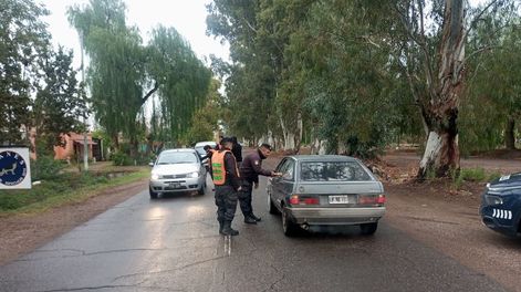 Patriotas y solidarios: policías de Canes del Este repartieron escarapelas y sopaipillas. | Foto: Ministerio de Seguridad y Justicia