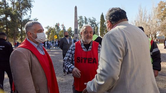 Julio Bellido Ansaldi, Secretario Adjunto de Sitea junto Víctor Dagfal hablan con Fabián Oso Tello, Secretario de Intendencia del municipio.