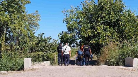 Los Andes | Efectivos de la Policía de Mendoza ingresan al lugar donde un niño de 5 años fue atacado por perros en el departamento de Rivadavia
