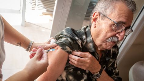 Cambiaron los criterios para la vacunación Covid y llegan los refuerzos cada un año ¿Para quiénes?Carlos Mallman recibe dosis de la vacuna Moderna Foto Ignacio Blanco / Los Andes