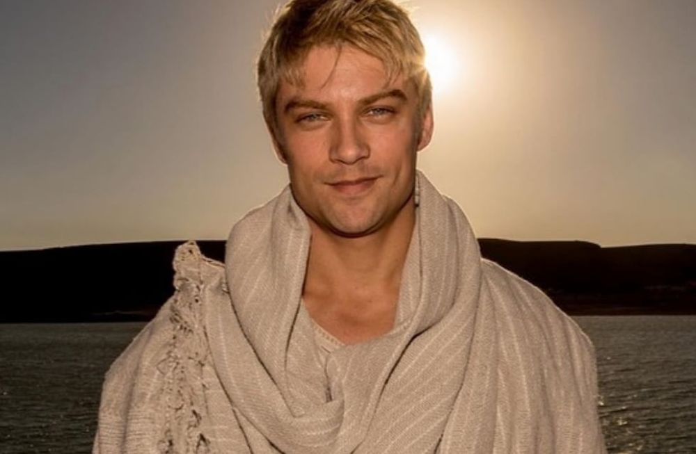 Participó en Jesús, interpretando al Ángel Gabriel, el personaje que le revela a María, que dará a luz al Mesías por obra del Espíritu Santo