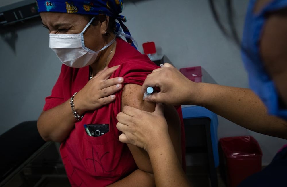 Vacunación con Sputnik V en Mendoza. Ignacio Blanco / Los AndesEl personal de salud del Hospital Central de la provincia de Mendoza ya se está vacunando con la segunda dosis de la vacuna Sputnik V  Foto: Ignacio Blanco / Los Andes